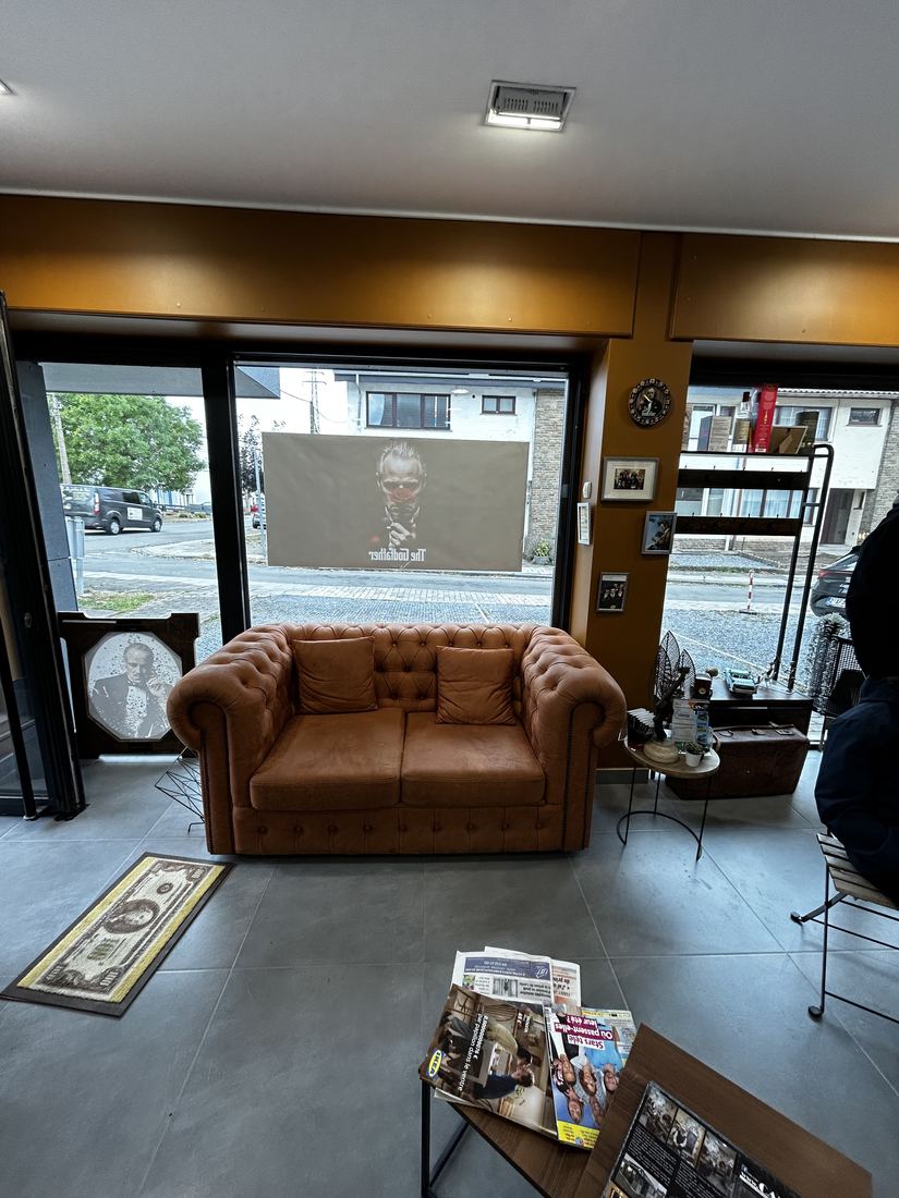 Le coin d'attente du salon avec son canapé en cuir