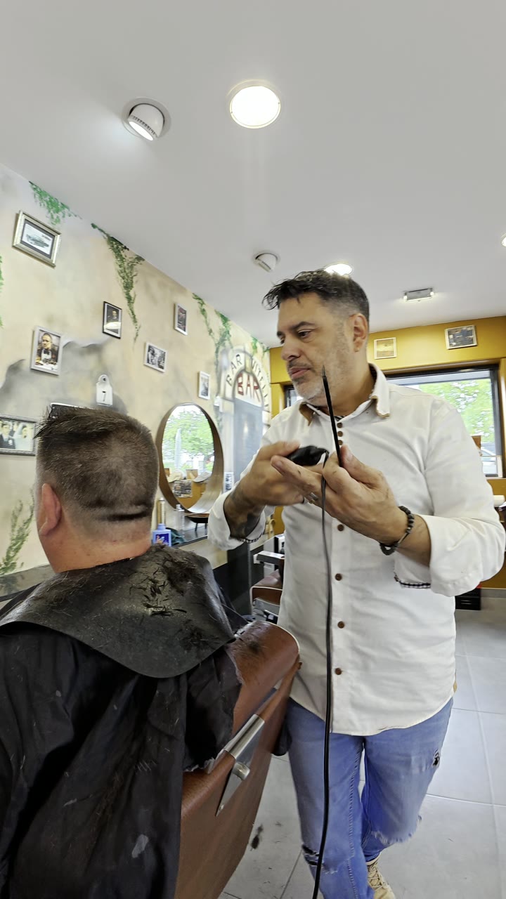 Don Antonio réalise une coupe à la tondeuse au salon Il Padrino à Seraing
