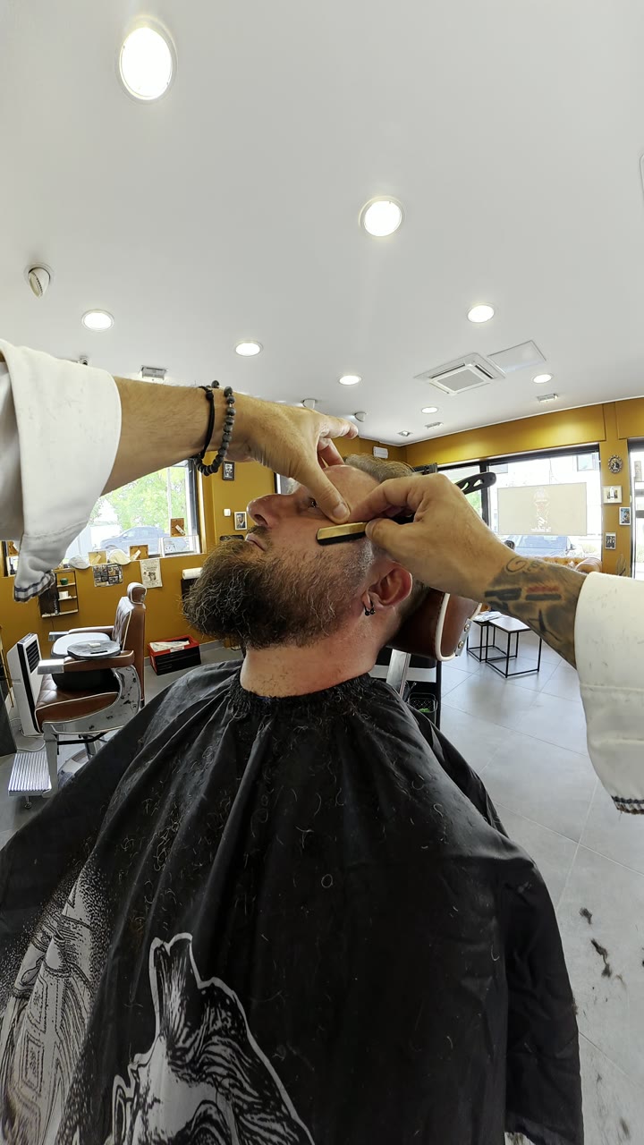 Rasage à l'ancienne de la barbe au coupe-choux chez Il Padrino
