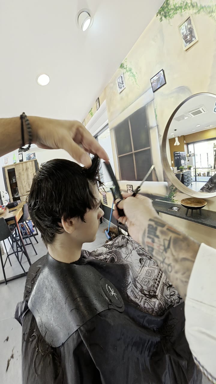 Coupe aux ciseaux sur cheveux mi-longs au salon Il Padrino